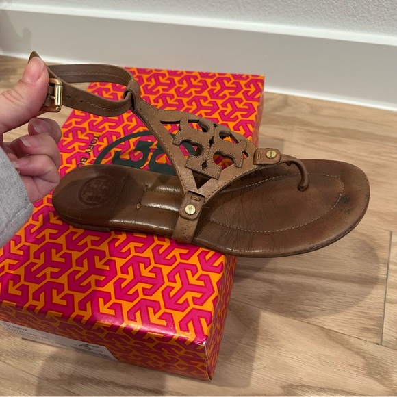 Tory Burch Cybelle flat sandal in brown - Picture 4 of 8
